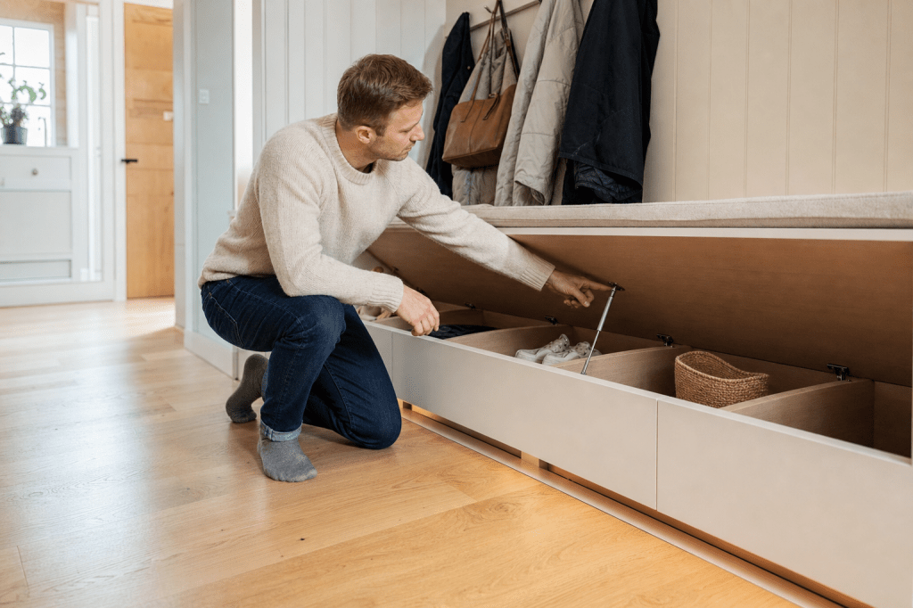 Is een wandbank op maat met opbergruimte een slimme keuze, en waar moet je op letten bij scharnieren, ventilatie en&nbsp;draagkracht?